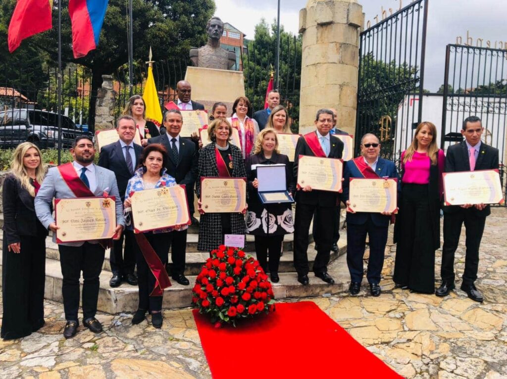 premio Antonio nariño sociedad colombiana de prensa y medios de comunicacion 2021 concedido a miguel muñoz martinez pintor y escultor colombiano.